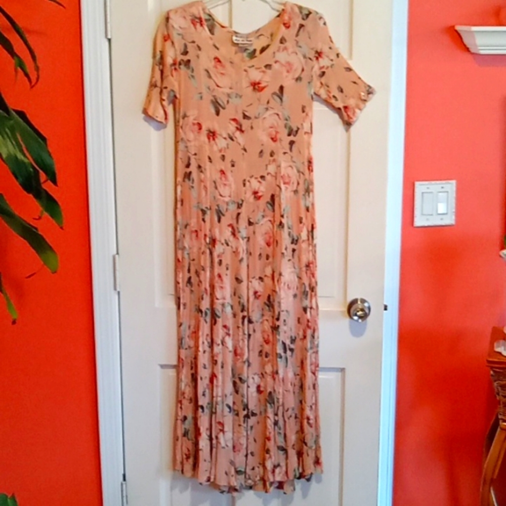 Maxi Dress with short sleeves and shoulder pads, ties at waist in back, Size M
